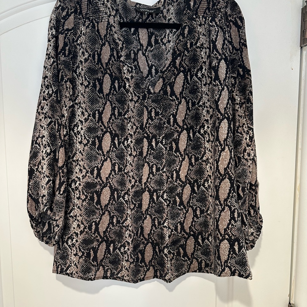 Tolani Black and Tan Boxy Blouse with Mandarin Collar